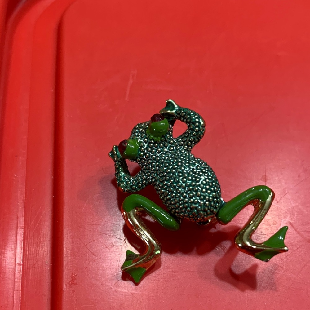 Elegant Green Frog Brooch - Picture 5 of 6